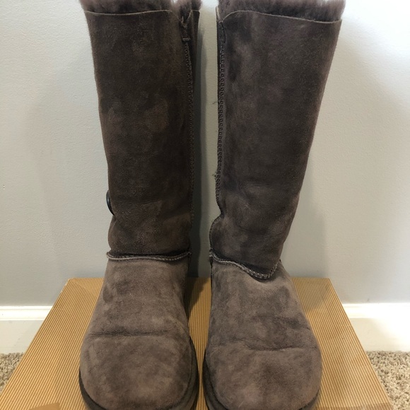 UGG Bailey button triplet, size 8. - Picture 3 of 7